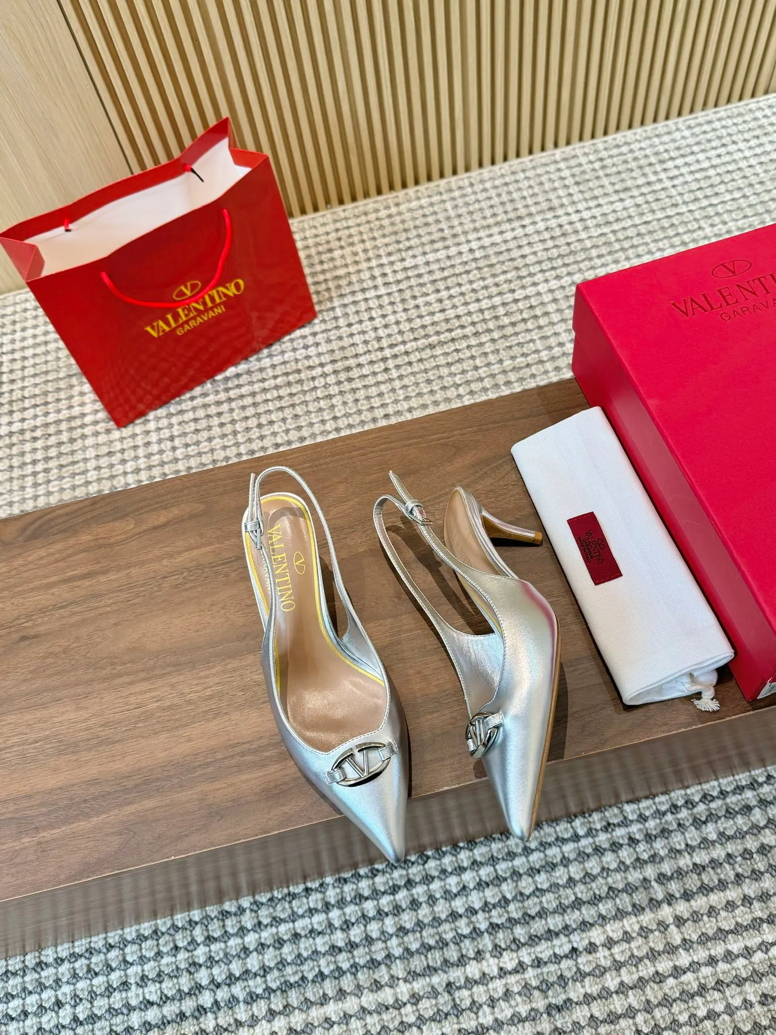 👟👟Ex-factory price 440👟👟 Genuine leather sole +40 Top version 𝑉𝐴𝐿𝐸𝑁𝑇𝐼𝑁𝑂 Valentino new spring and summer women's back hollow new sandals. The new generation of unique small "V" buckle brings out a full sense of luxury. The new season will live up to expectations! Worth buying★Absolutely high-grade❥Original method, Absolutely sensual❥Elegant style, creating a different feeling, simple and elegant style!  Code number: 35-41 (34-42 customized, non-returnable) Fabric: Imported matte cowhide Inner feet: Inner sheepskin Heel height: 3 types Heel height: 3cm➕6.5cm➕9.5cm